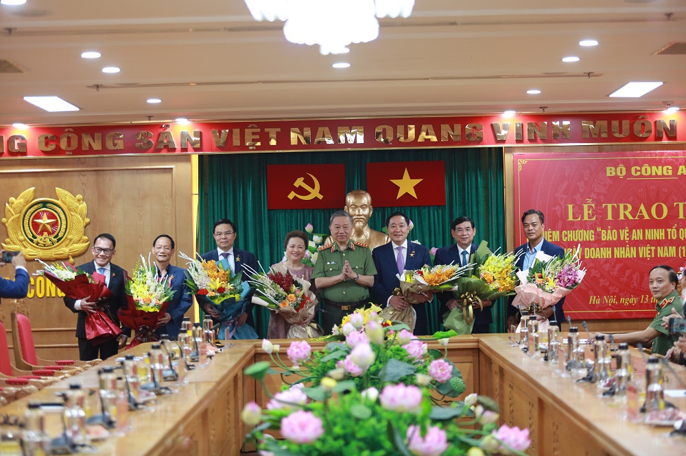 Bộ trưởng Tô Lâm và các doanh nhân được trao tặng Kỷ niệm chương “Bảo vệ an ninh Tổ quốc”.