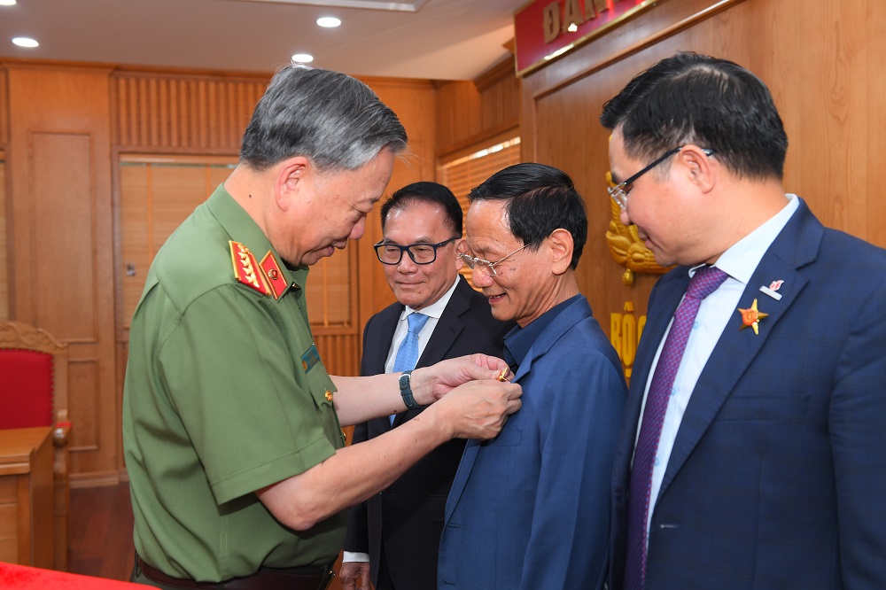 Bộ trưởng Tô Lâm trao Kỷ niệm chương “Bảo vệ an ninh Tổ quốc” cho ông Vũ Văn Tiền - Chủ tịch HĐQT, Tổng giám đốc Tập đoàn GELEXIMCO.
