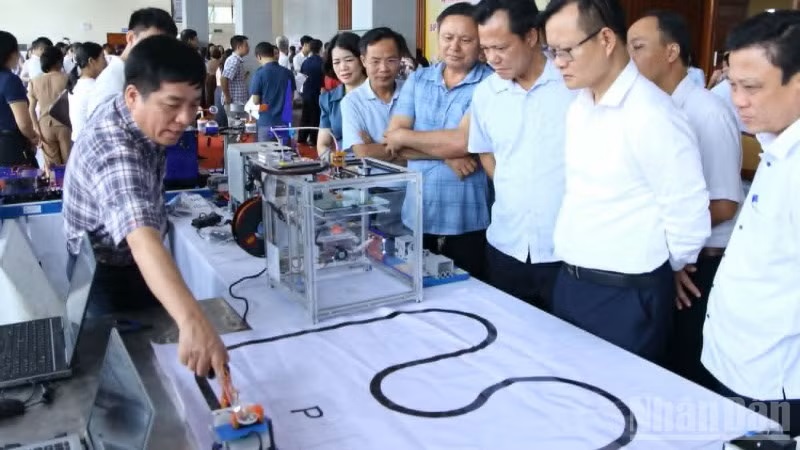 Đẩy mạnh chuyển đổi số và phát triển hệ sinh thái giáo dục STEM công nghệ cao